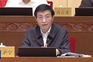 什么情况？罗马队长曼奇尼赛后和球迷互喷